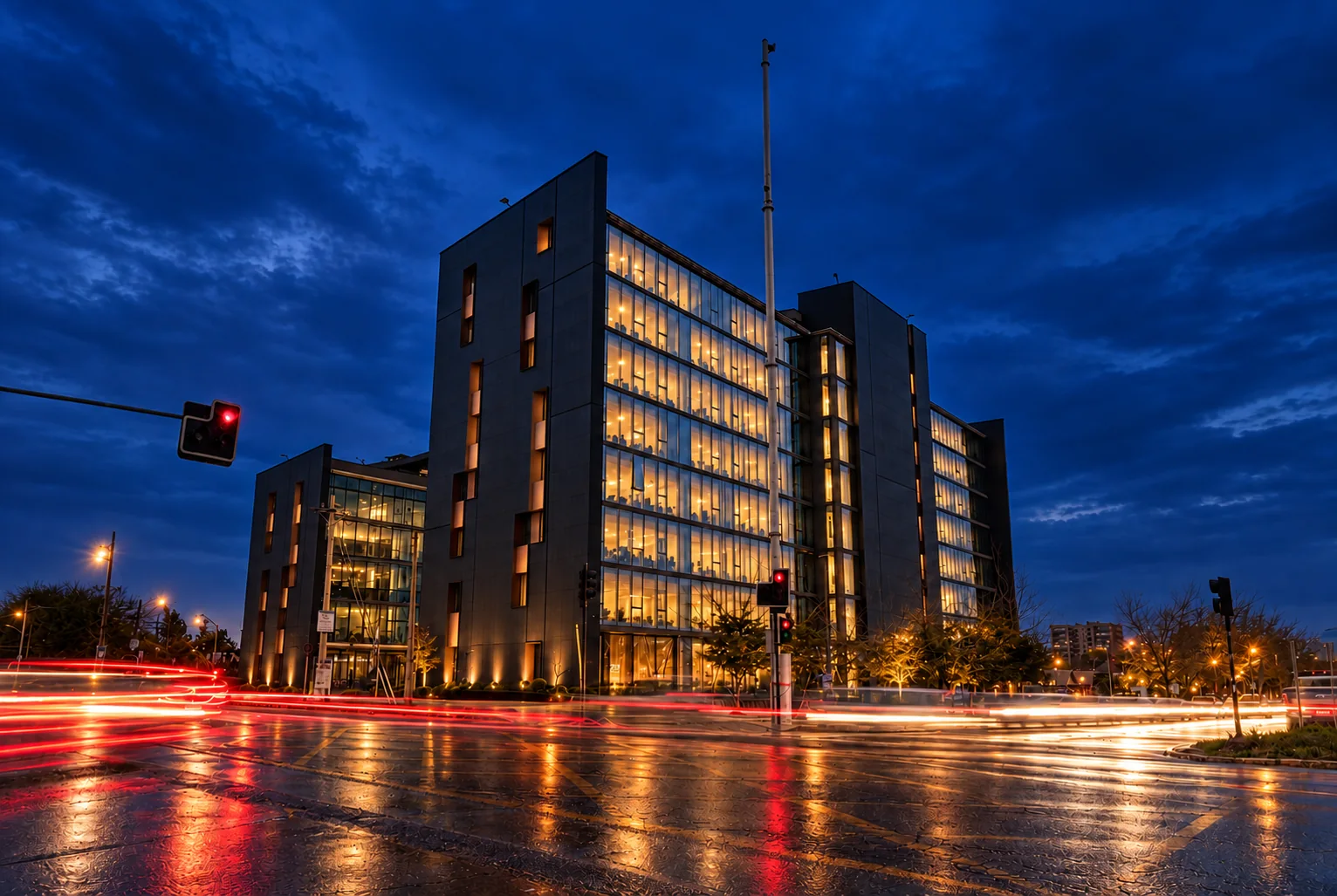 Centro Pichimapu de noche, con sus oficinas iluminadas sobre Camino Las Rastras, Talca